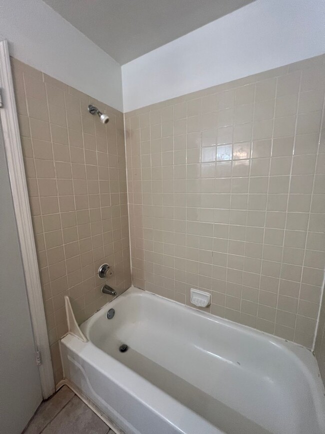Building Photo - METRO WEST 2 BEDROOM 2 BATH CONDO FOR RENT...