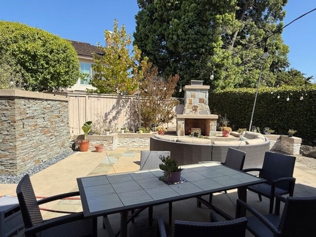 Building Photo - 5 bedroom home in Huntington Beach