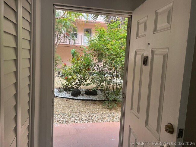Building Photo - 2851 Somerset Dr
