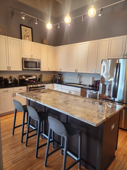 Kitchen - 1601 W School St