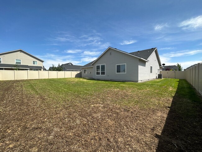 Building Photo - Beautiful 3bed, 2bath, 3car 1,948sq.ft. ho...