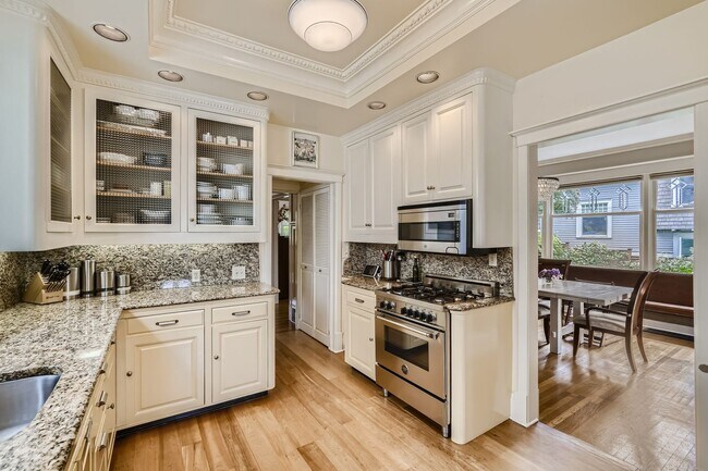 Building Photo - Queen Anne Home