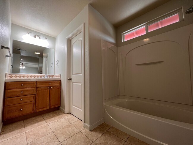 Building Photo - 415 Hetherington Cir