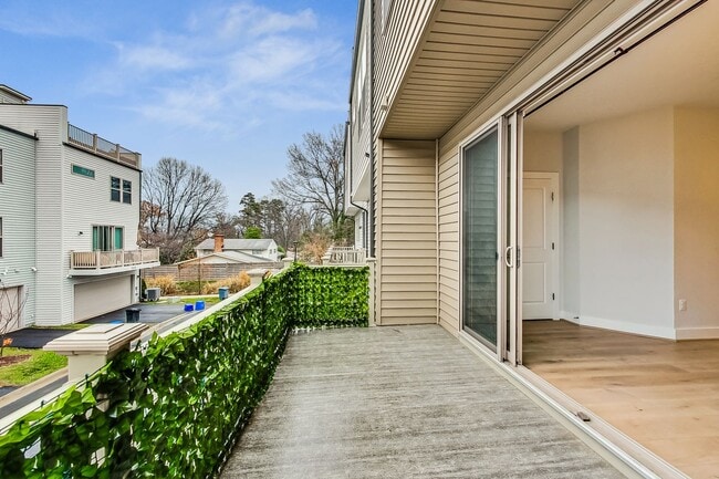 Building Photo - Contemporary 4 bedroom, 3.5 bath Open Concept Townhome!