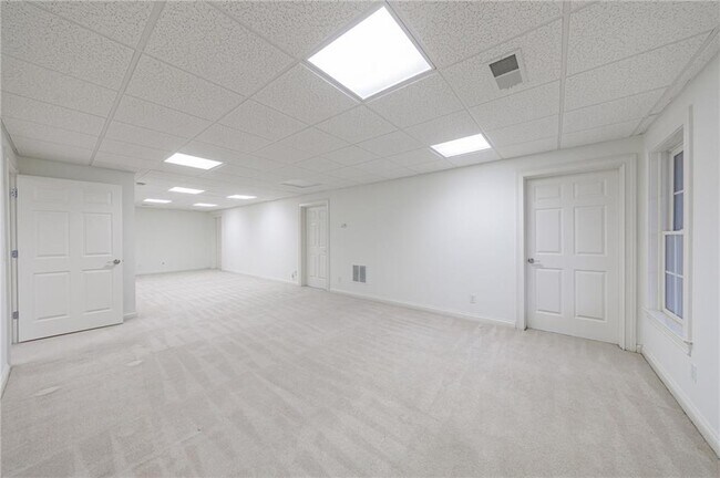 Building Photo - 125 River N Cir