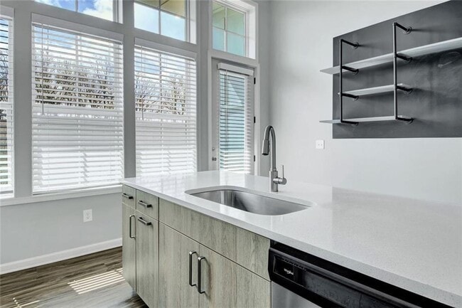 Building Photo - 900 Brees Ct