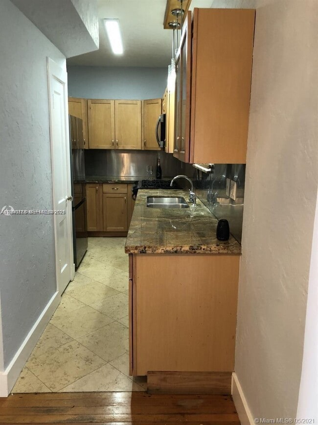 Building Photo - 329 W 28th St