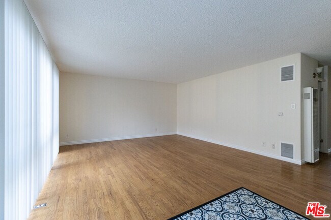 Building Photo - 11131 Rose Ave