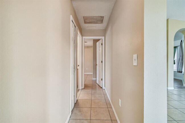 Building Photo - 7956 Carriage Pointe Dr