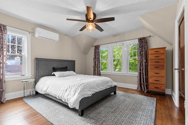 Building Photo - 4848 Ewing Ave S