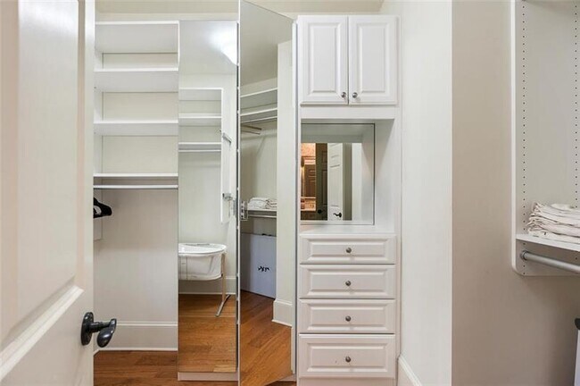 Building Photo - 5000 Long Island Dr