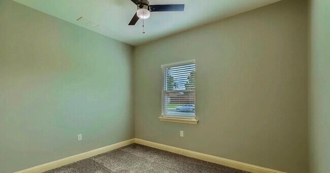 Building Photo - MOVE IN READY