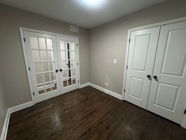 Building Photo - Stunning gut-renovated 3-bedroom, 2-bath condo in South Shore