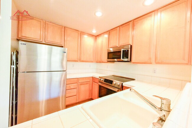 Building Photo - 2160 Santa Cruz Ave
