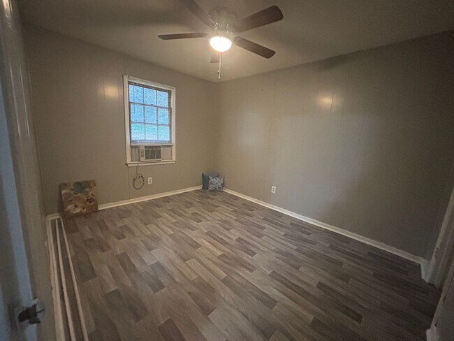 Building Photo - 390 N King St