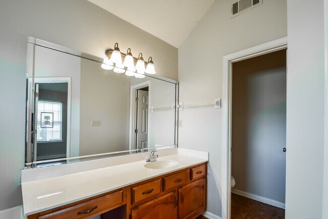 Building Photo - 8236 Clubview Dr