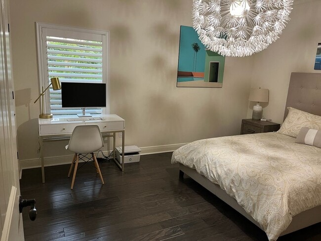 Building Photo - Seasonal stunning 5/5 pool home west of trail near Siesta Key!