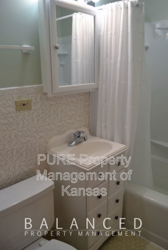 Building Photo - 1915 SW Moundview Dr