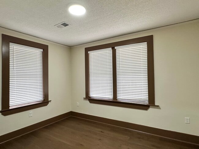 Building Photo - 492 Lundee St