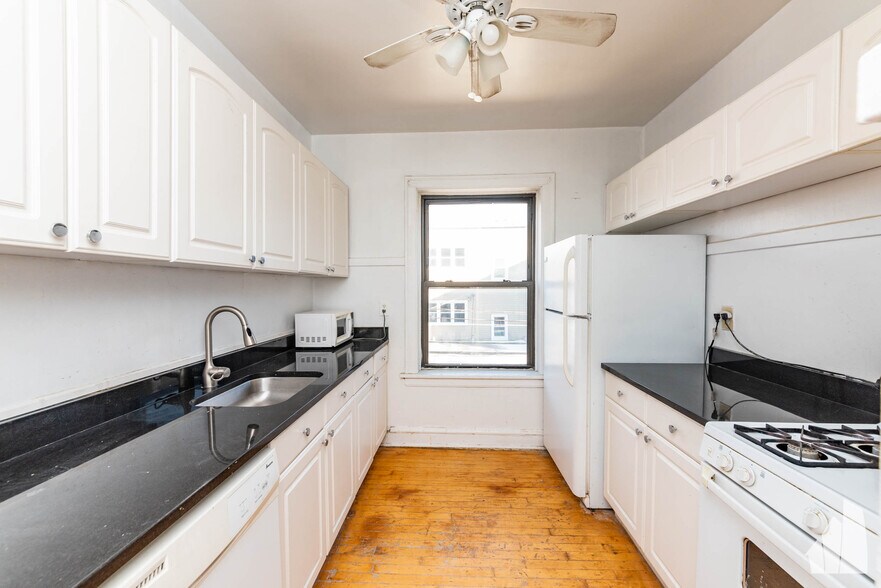 Building Photo - 4455 N Artesian Ave