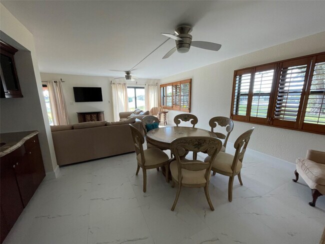 Building Photo - 374 Golfview Rd