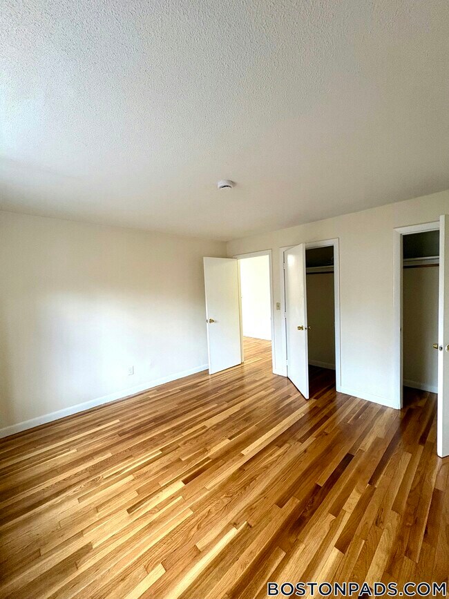 Building Photo - 122 Dustin St