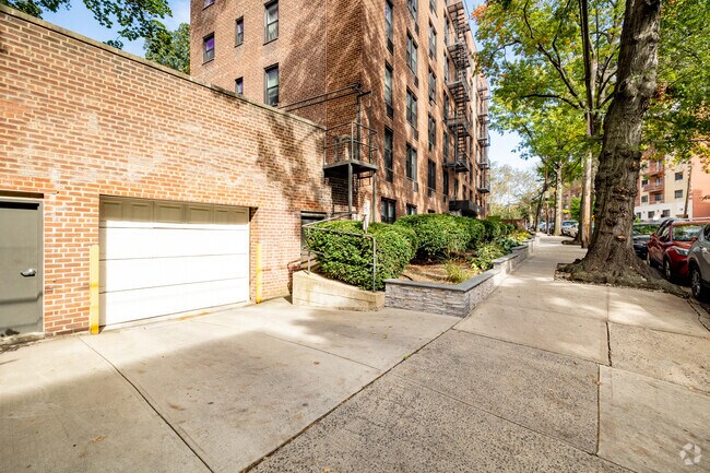 Building Photo - 140-17 84th Dr