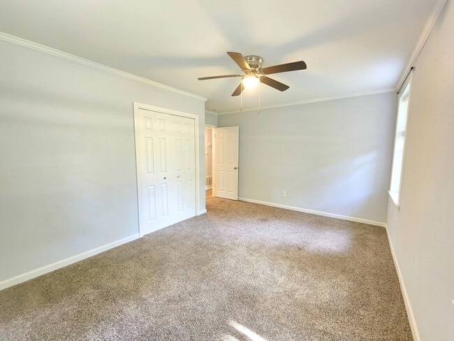 Building Photo - Stunning 4/2 Redecorated Home Close to I-110!