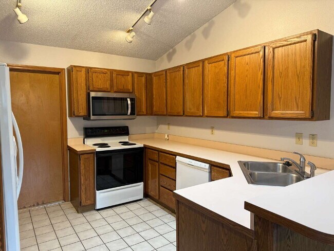 Building Photo - "Charming 3-Bedroom Retreat with 2 Full Ba...