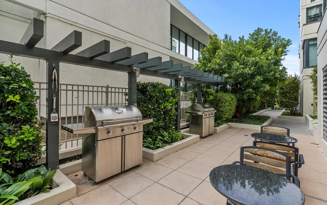 Building Photo - 475 Redwood St