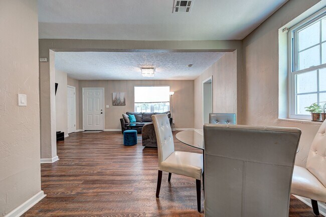 Building Photo - Updated 2 Bed+Study , 1 Bath HUGE Backyard Near Shops & Dining