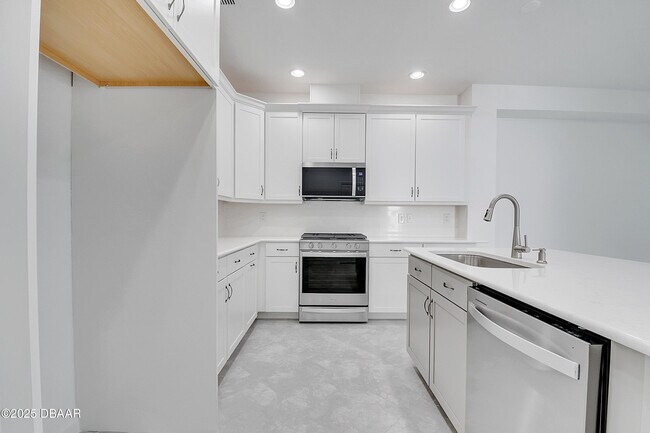 Building Photo - 215 Summertime Pl