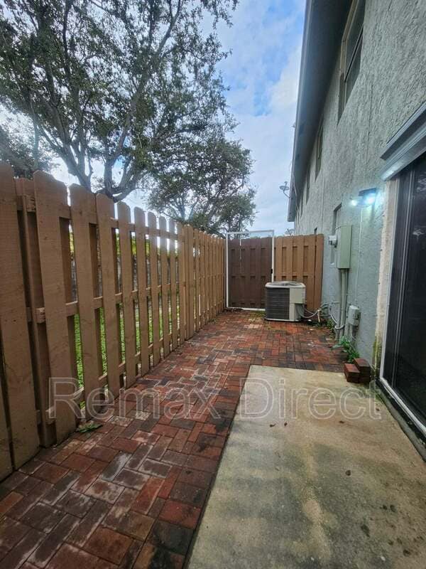 Building Photo - 331 Cypress Way W