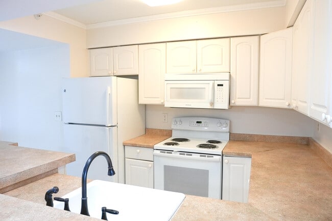 Building Photo - 2112 S Cypress Bend Dr