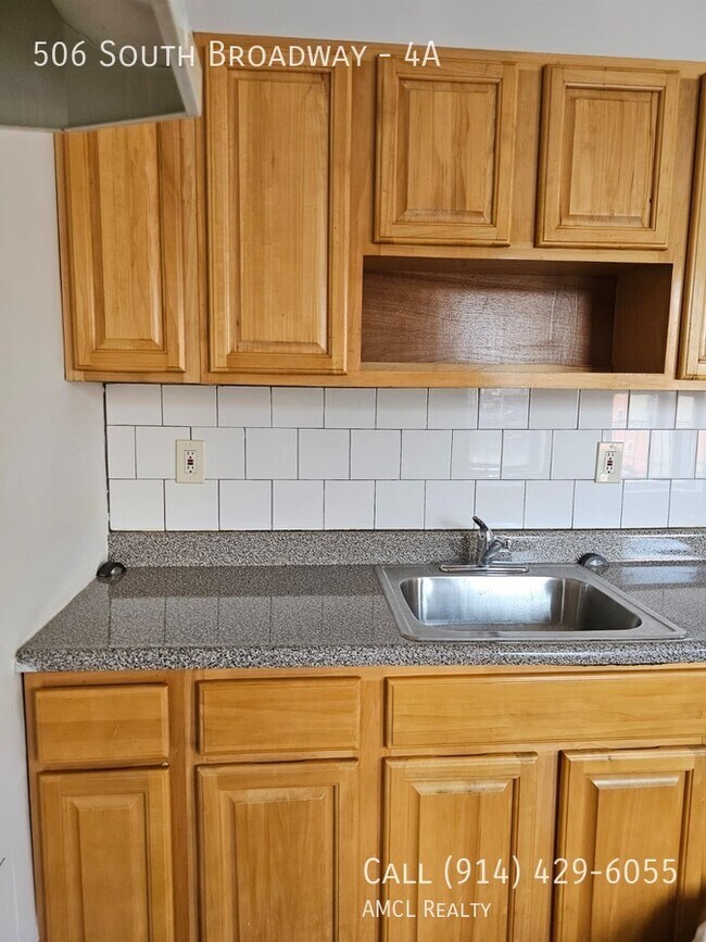 Building Photo - 506 S Broadway