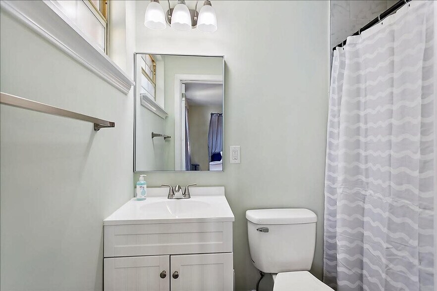 Building Photo - 8633 Emerald Isle Cir S