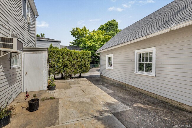 Building Photo - 174 Ashford Ave