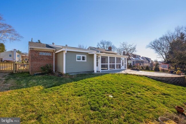 Building Photo - 700 N Mansfield St