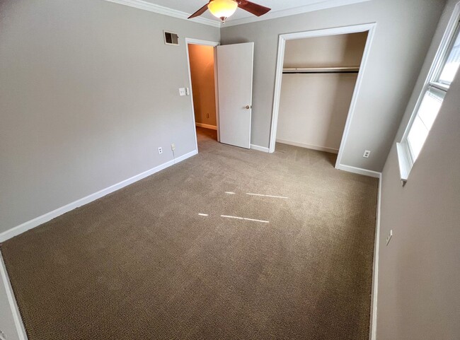 Building Photo - Charming Brick Townhome in Clemmons/Winston Salem w/ Community Pool!