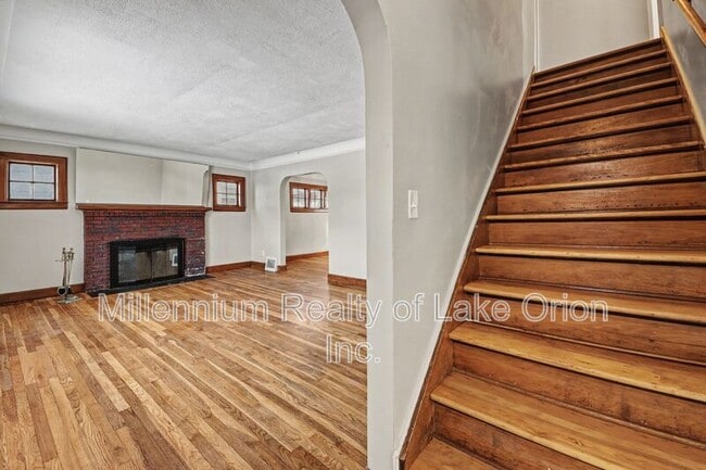 Building Photo - 419 W Iroquois Rd