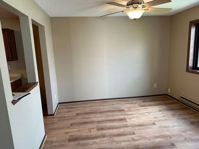 Building Photo - Awesome 2 BR/1 BA Condo in a Great St. Paul Neighborhood!