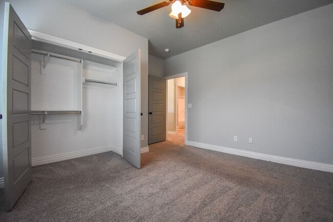 Building Photo - Stunning 4 bedroom, 2.5 bathroom home in Fayetteville!