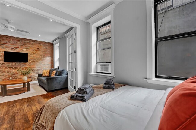 Building Photo - 346 E 18th St