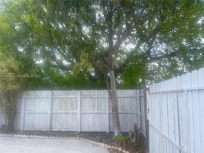 Building Photo - 3301 SW 114th Ct