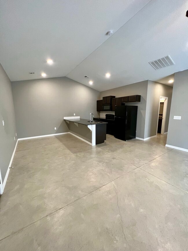 Building Photo - 4801 N Hillside Ct