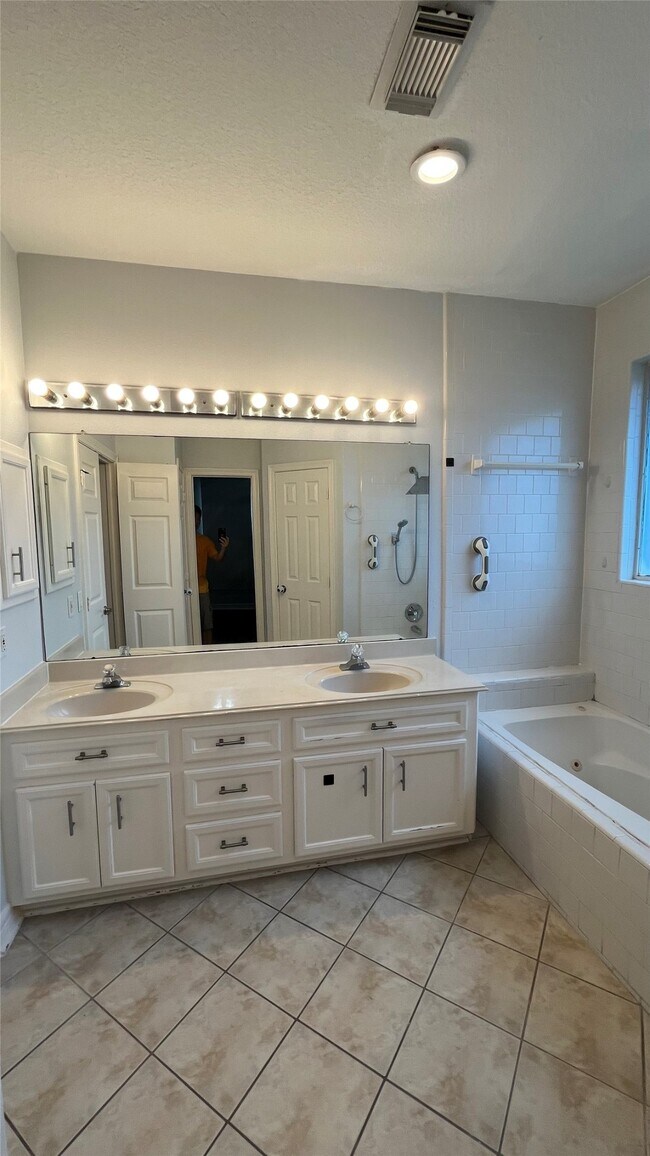 Building Photo - 2402 Raintree Village Dr