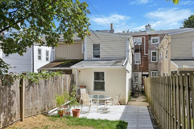 Building Photo - 117 E Miner St