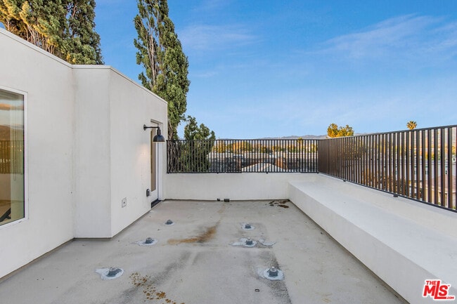 Building Photo - 5722 Fulcher Ave