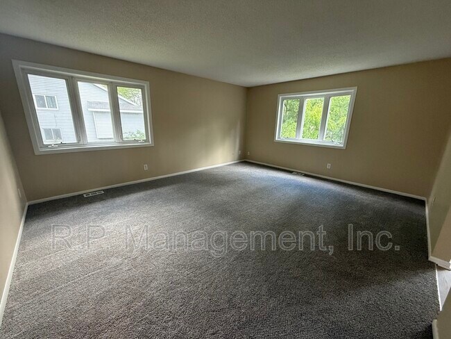 Building Photo - 555 Lake Cove Ct