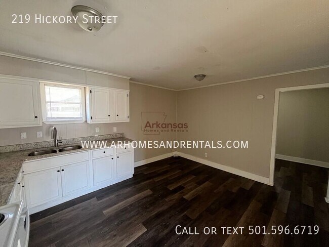 Building Photo - 219 Hickory St